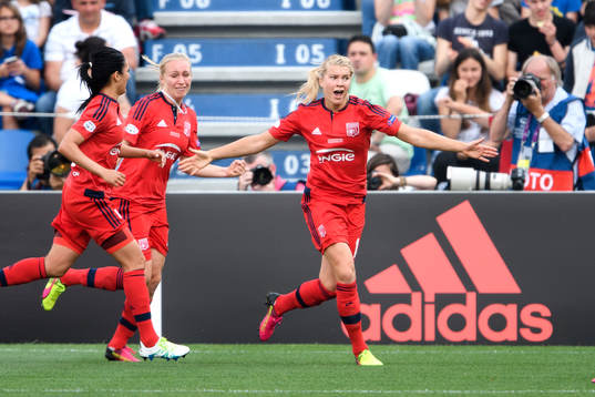 Lyons Ada Hegerberg jublar