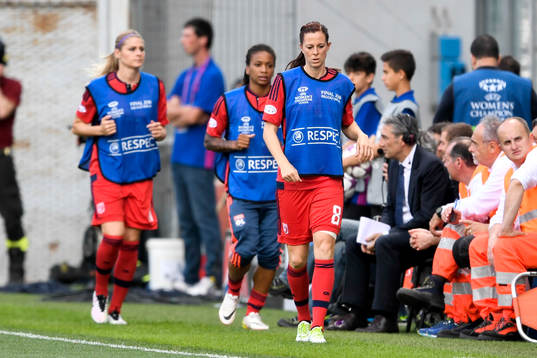 Lyons Lotta Schelin värmer upp