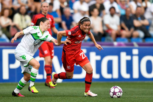 Wolfsburgs Élise Bussaglia och Lyons Camille Abily