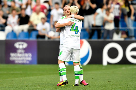 Wolfsburgs Alexandra Popp och Nilla Fischer jublar efter 1-1 av Popp