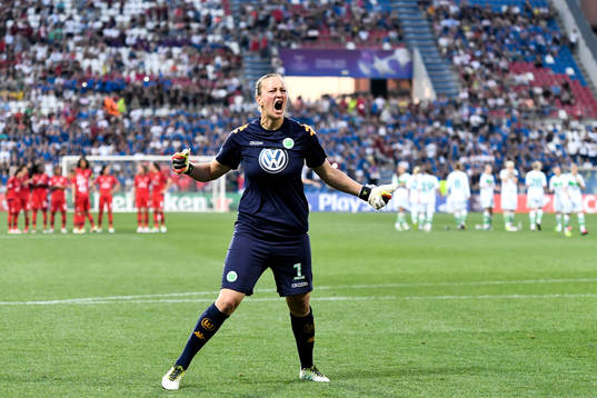 Wolfsburgs målvakt Almuth Schult jublar