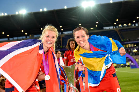 Lyons Ada Hegerberg och Lotta Schelin jublar med pokalen