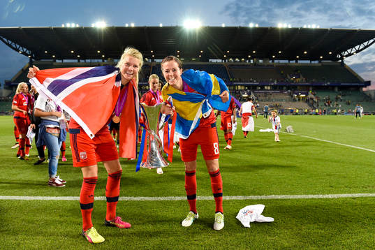 Lyons Ada Hegerberg och Lotta Schelin jublar med pokalen