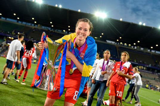 Lotta Schelin jublar med pokalen