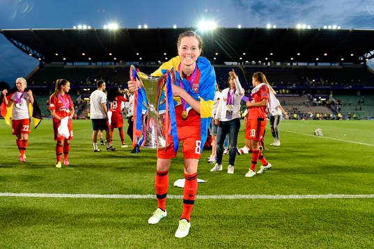 Lotta Schelin jublar med pokalen