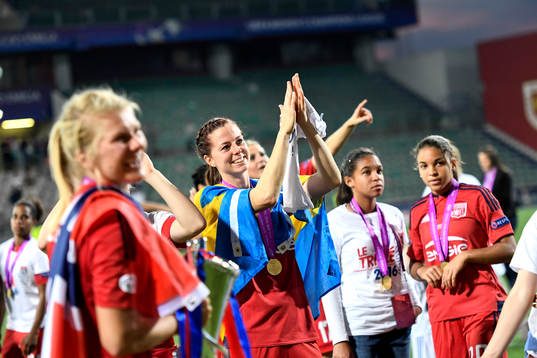 Lyons Lotta Schelin och lagkamraterna jublar med pokalen