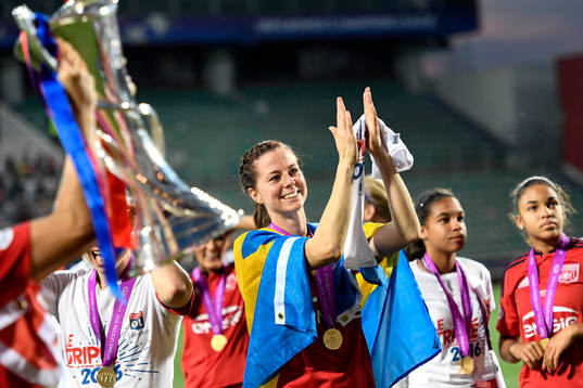 Lyons Lotta Schelin och lagkamraterna jublar med pokalen