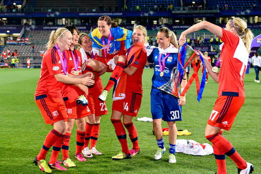 Lyons Lotta Schelin och lagkamraterna jublar med pokalen