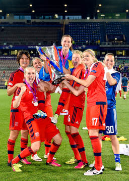 Lyons Lotta Schelin och lagkamraterna jublar med pokalen