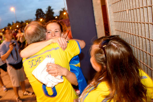 Lyons Lotta Schelin kramar om ett par svenska vänner