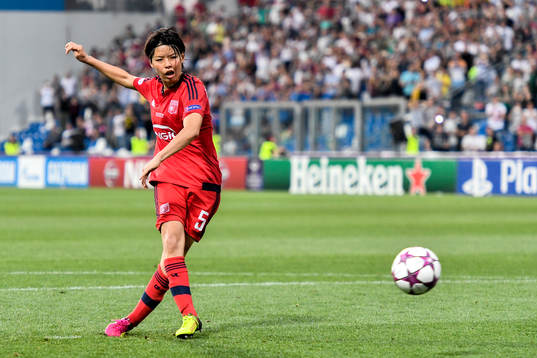 Lyons Saki Kumagai slår in