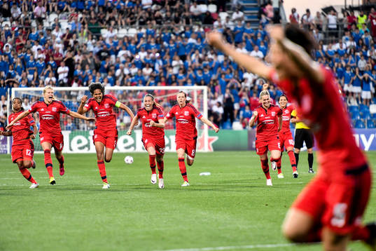 Lyons Élodie Thomis, Ada Hegerberg, Wendie Renard, Camille Abily, Lotta Schelin, Amandine Henry och Louisa Necib springer jublande mot Saki Kumagai som slagit in den avgörande straffen