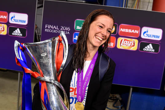 Lyons Lotta Schelin jublar med pokalen