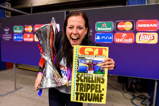 Lyons Lotta Schelin jublar med pokalen och en löpsedel