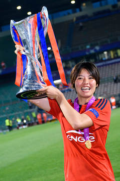 Lyons Saki Kumagai jublar med pokalen