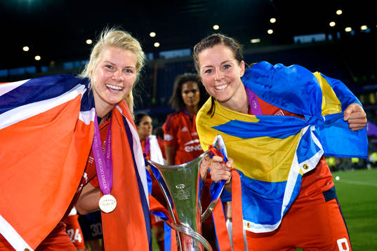 Lyons Ada Hegerberg och Lotta Schelin jublar tillsammans