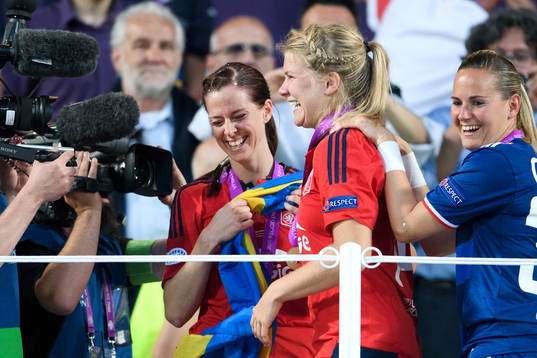 Lyons Lotta Schelin jublar med Ada Hegerberg