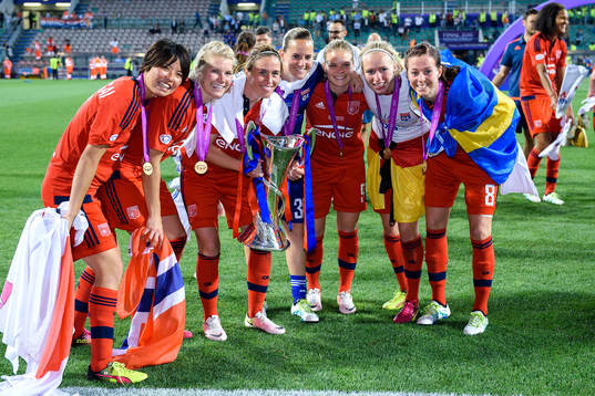 Lyons Saki Kumagai, Ada Hegerberg, Camille Abily, målvakt Méline Gérard, Eugénie Le Sommer, Pauline Bremer och Lotta Schelin jublar tillsammans