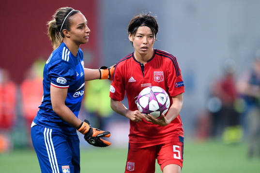 Lyons målvakt Sarah Bouhaddi lämnar över bollen till