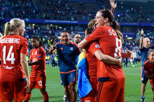 Lyons Lotta Schelin kramar om Camille Abily