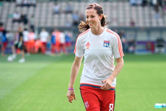 Lyons Lotta Schelin värmer upp innan finalen i Champions