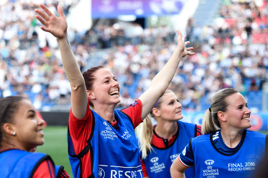 Lyons Lotta Schelin vinkar till publiken innan finalen i Champions League mellan Wolfsburg och Lyon den 26 maj 2016 i Reggio Emilia.