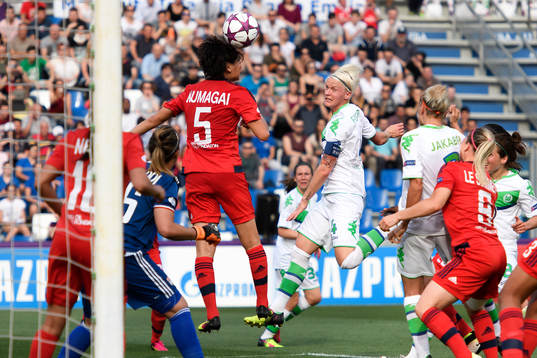 Lyons Saki Kumagai nickar undan bollen framför Wolfsburgs