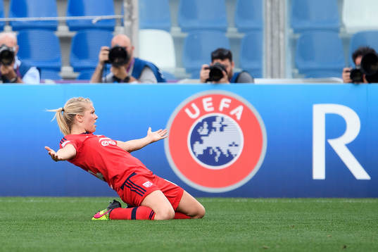 Lyons Ada Hegerberg jublar