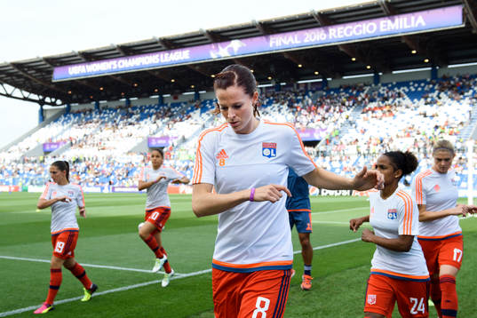 Lyons Lotta Schelin värmer upp innan finalen i Champions