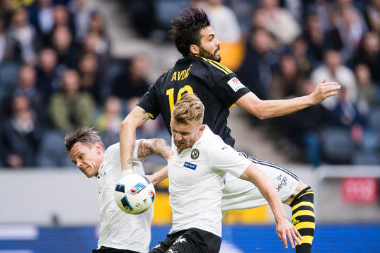 Örebros Erik Moberg och Michael Almebäck i en nickduell