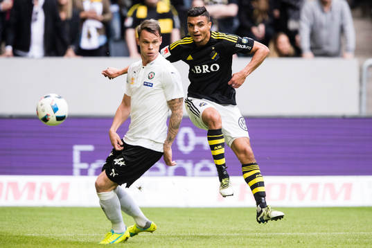 s Ahmed Yasin slår ett inlägg