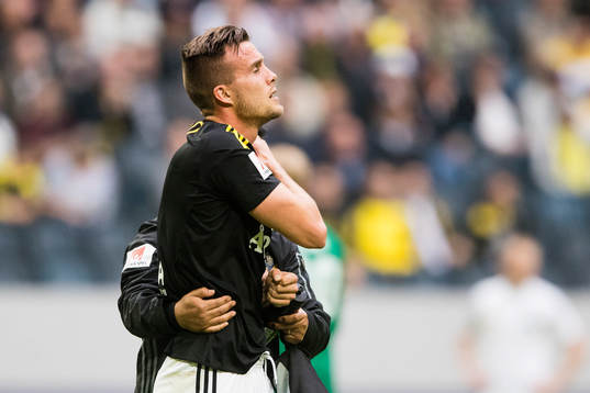 s Fredrik Brustad tar sig för axeln och tvingas lämna