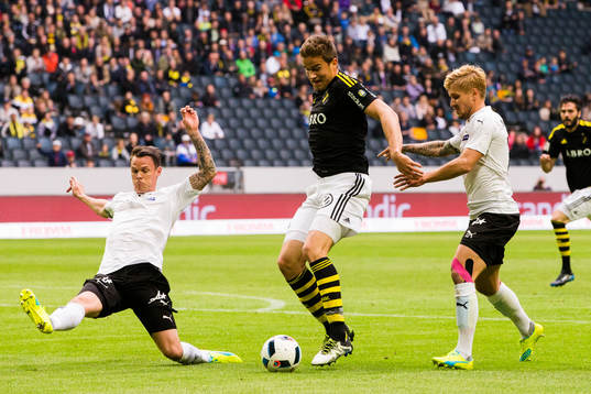 Örebros Erik Moberg och Daniel Björnqvist försvarar sig