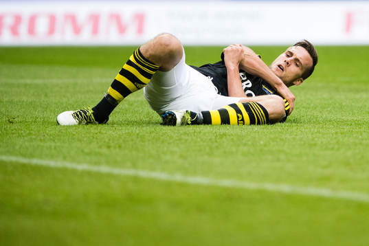 s Fredrik Brustad tar sig för axeln