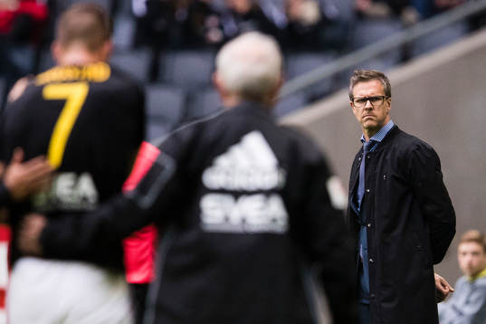 s Fredrik Brustad lämnar planen skadad och AIK:s tränare