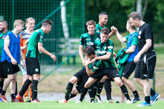 Högaborgs Mathias Hohenstein och Bleron Zekaj   jublar