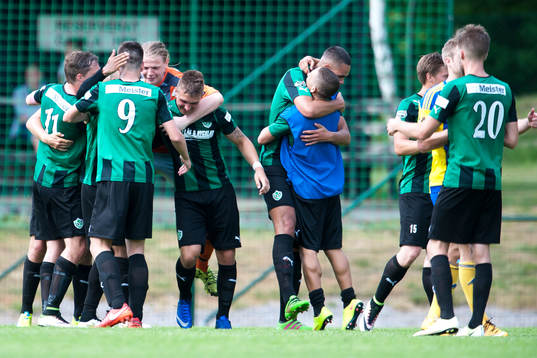 Högaborgs spelare jublar efter slutsignalen