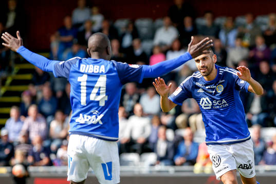 Sundsvalls Pa Amat Dibba och målskytten Stefan Silva jublar efter 0-1