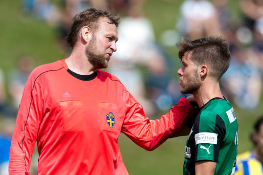 Domare Niklas Andersson och Högaborgs Mathias Hohenstein