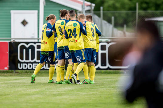 Ängelholms Ryan Finley har gjort 0-1 och jublar med
