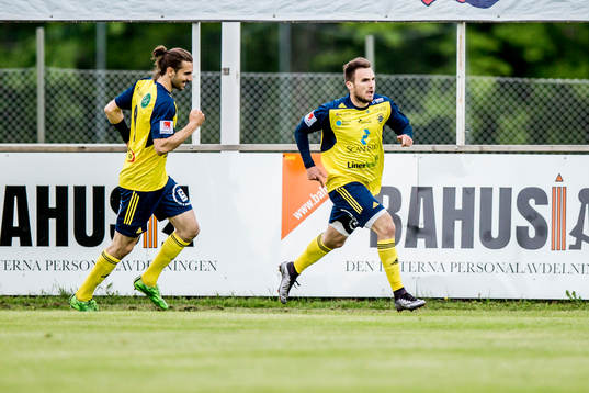 Ängelholms Ryan Finley har gjort 0-1 och jublar