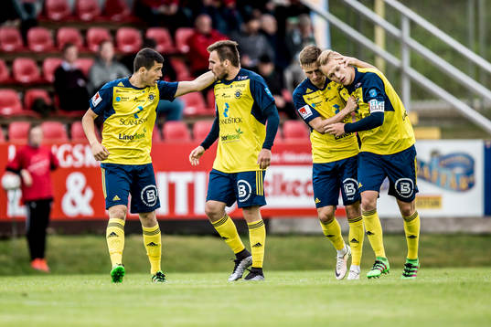 Ängelholms Ryan Finley har gjort  2-2 och jublar med