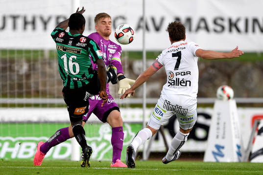Varbergs Nsima Peter har en bra chans men Sirius Niklas Busch Thor och målvakt Lukas Jonsson avstyr