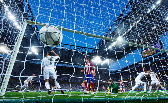 Real Madrids Cristiano Ronaldo, Sergio Ramos och Karim Benzema jublar när 1-0-bollen går in bakom Atletico Madrids målvakt Jan Oblak