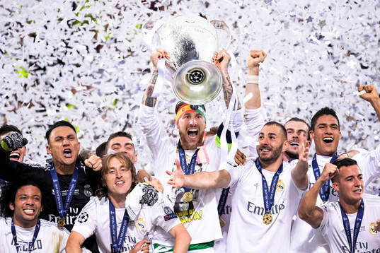 Real Madrids Sergio Ramos (m) höjer pokalen
