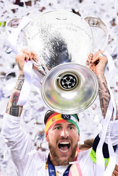 Real Madrids Sergio Ramos höjer pokalen