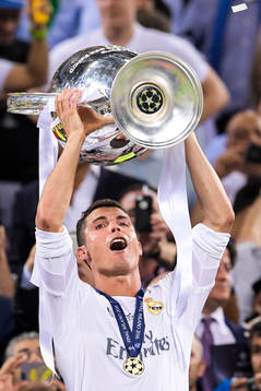 Real Madrids Cristiano Ronaldo höjer pokalen