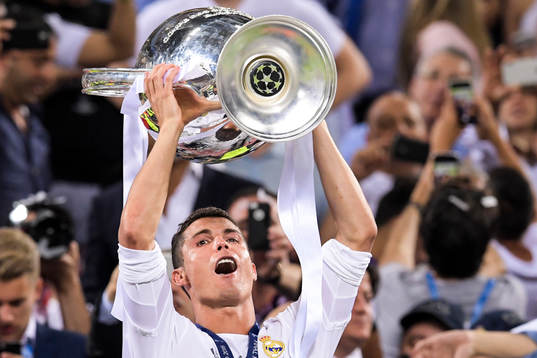 Real Madrids Cristiano Ronaldo höjer pokalen