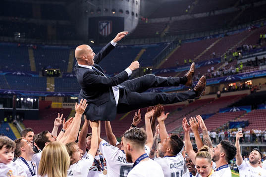 Real Madrids spelare hissar tränare Zinedine Zidane