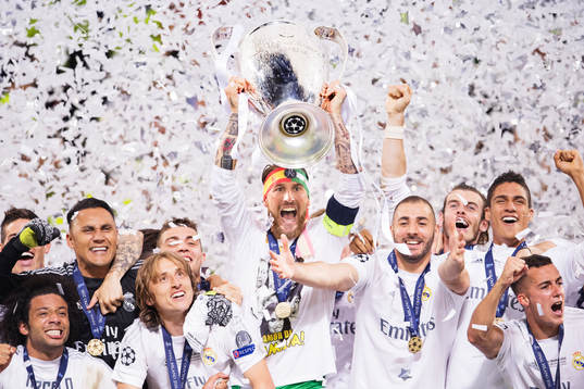 Real Madrids spelare jublar när Sergio Ramos håller upp pokalen